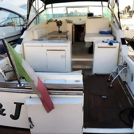 Tj Di Jetset Hotel en barco